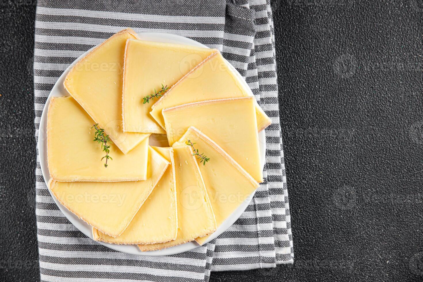 queijo raclette saboroso comendo Aperitivo refeição Comida lanche em a mesa cópia de espaço Comida fundo foto