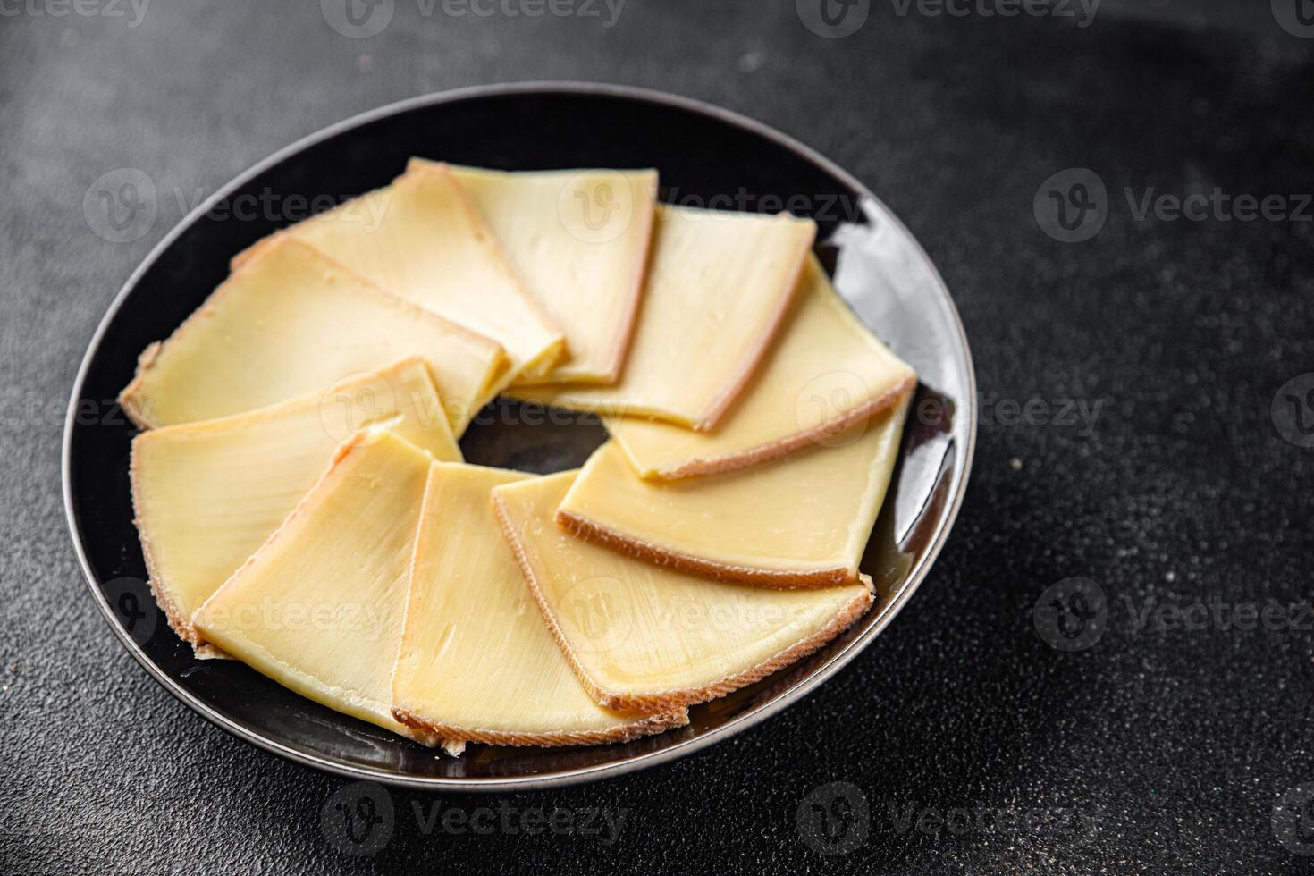 queijo raclette saboroso comendo Aperitivo refeição Comida lanche em a mesa cópia de espaço Comida fundo foto