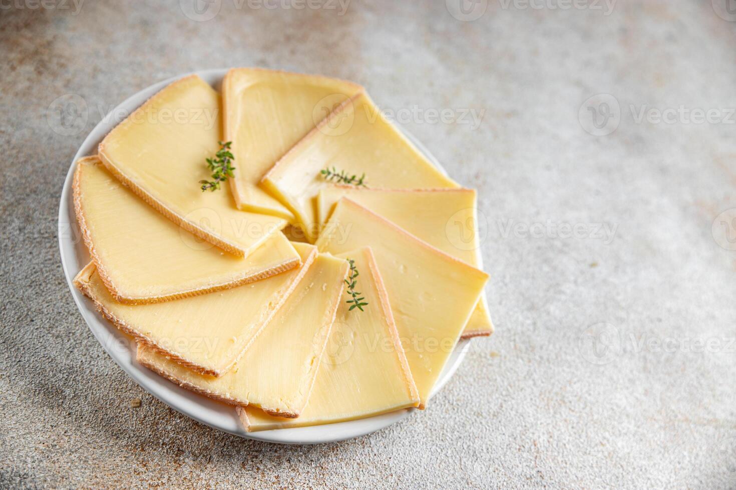 queijo raclette saboroso comendo Aperitivo refeição Comida lanche em a mesa cópia de espaço Comida fundo foto