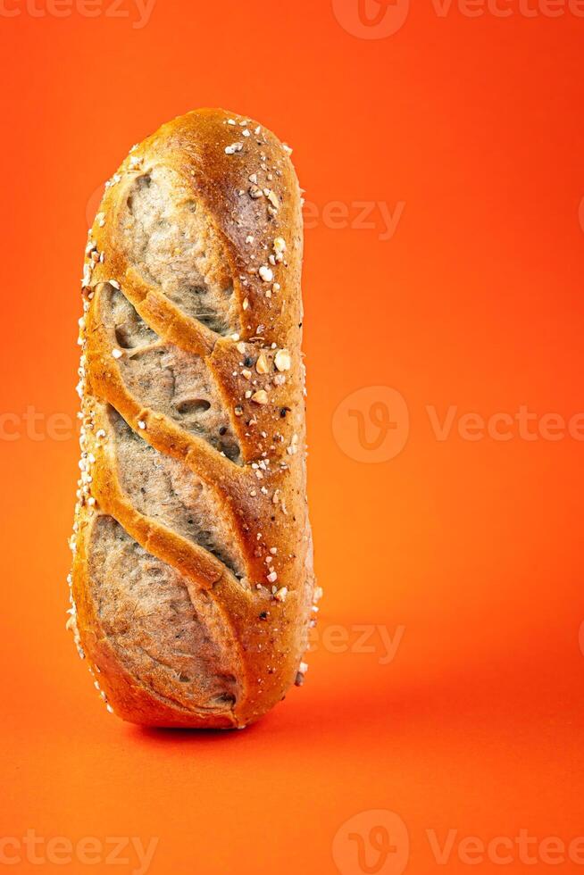 leite pão todo grão massa pães fresco cozido bens cozinhando Aperitivo refeição Comida lanche em a mesa cópia de espaço Comida fundo foto