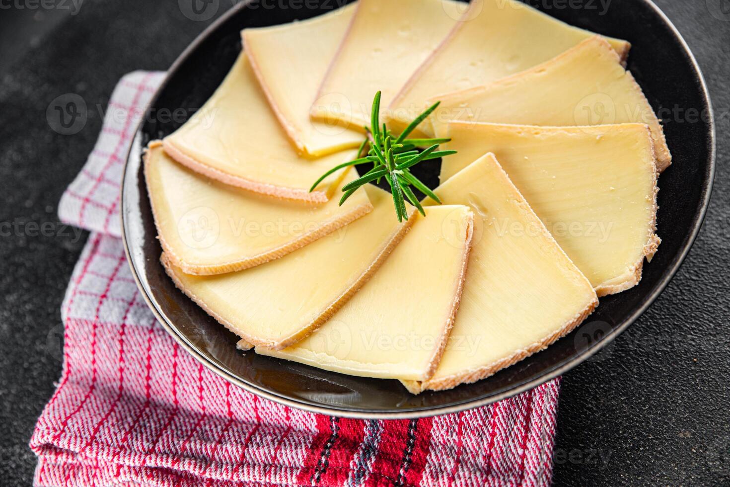 raclette queijo saboroso comendo cozinhando Aperitivo refeição Comida lanche em a mesa cópia de espaço Comida fundo foto