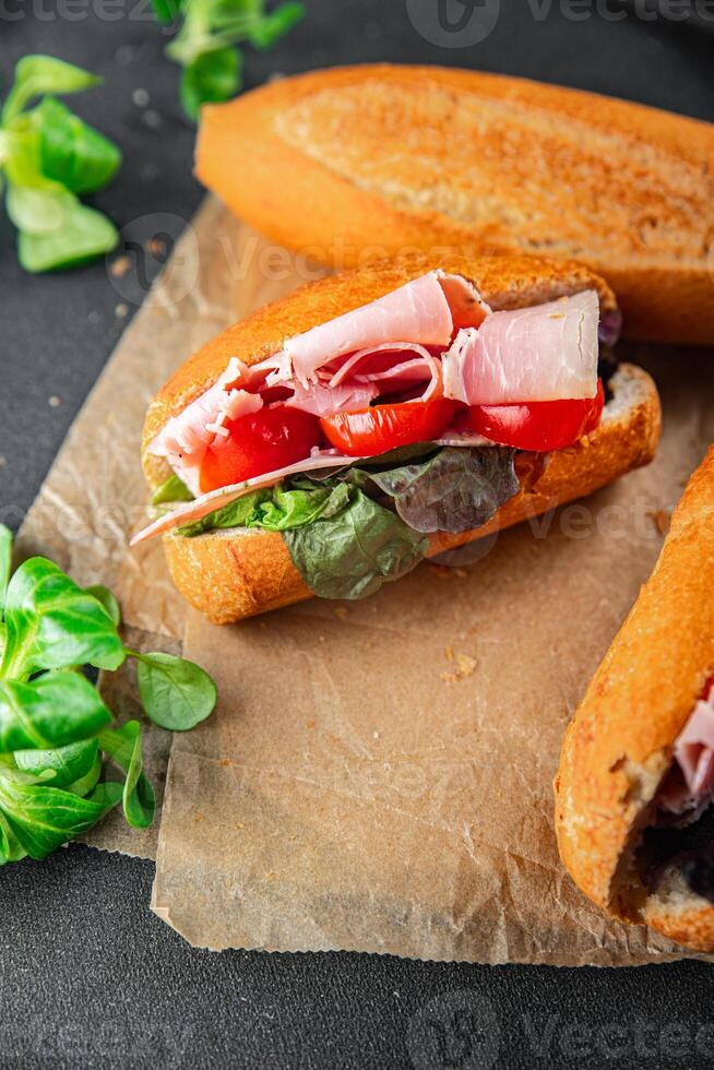 sanduíche presunto, tomate, verde alface saudável comendo cozinhando Aperitivo refeição Comida lanche em a mesa cópia de espaço Comida fundo rústico topo Visão foto