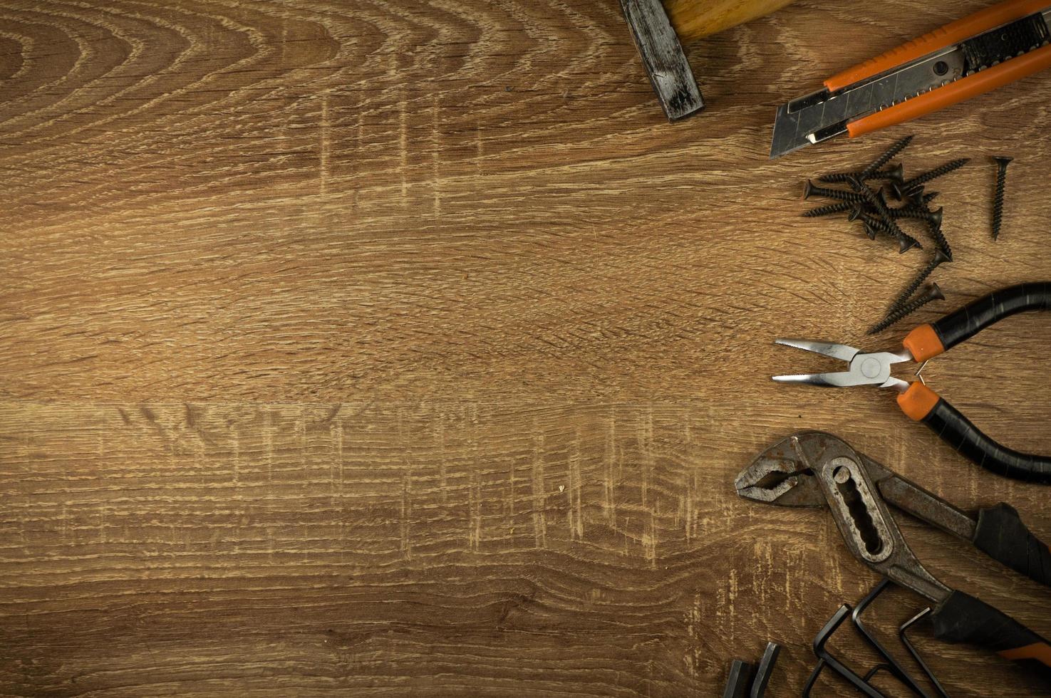 ferramentas manuais sobre uma mesa de madeira foto
