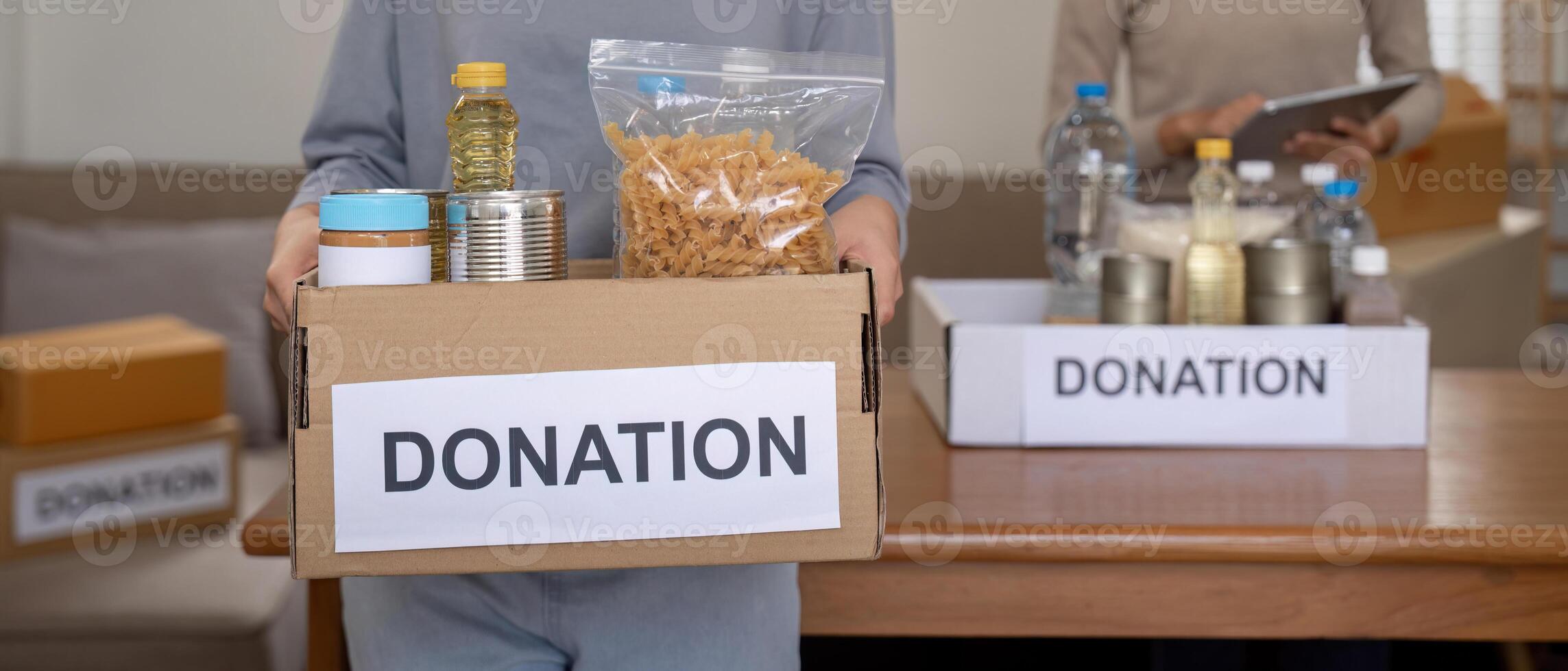 voluntário preparando livre alimentos rações para pobre pessoas. caridade dois mulher do a comunidade trabalhos junto. conceito do dando e humanitário ajuda foto