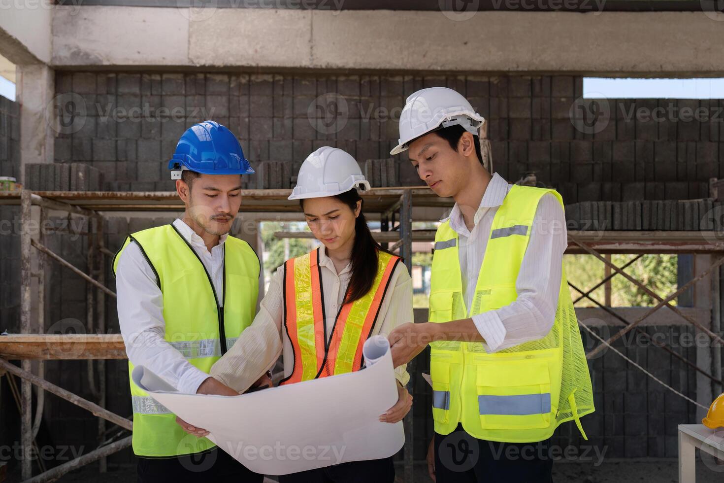 construção do engenheiro ou arquiteto encontro para projeto trabalhando com parceiro e Engenharia Ferramentas em construção e projeto dentro trabalhando local foto