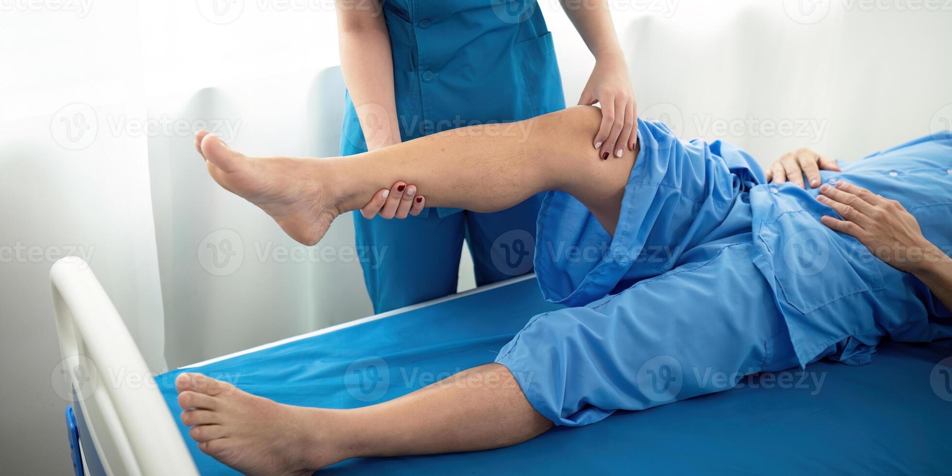 fisica terapeuta ásia mulher, fazendo perna fisioterapia para idosos homem para tratar osteoartrite e nervo dor dentro a perna para enfermagem às casa e saúde Cuidado conceito foto