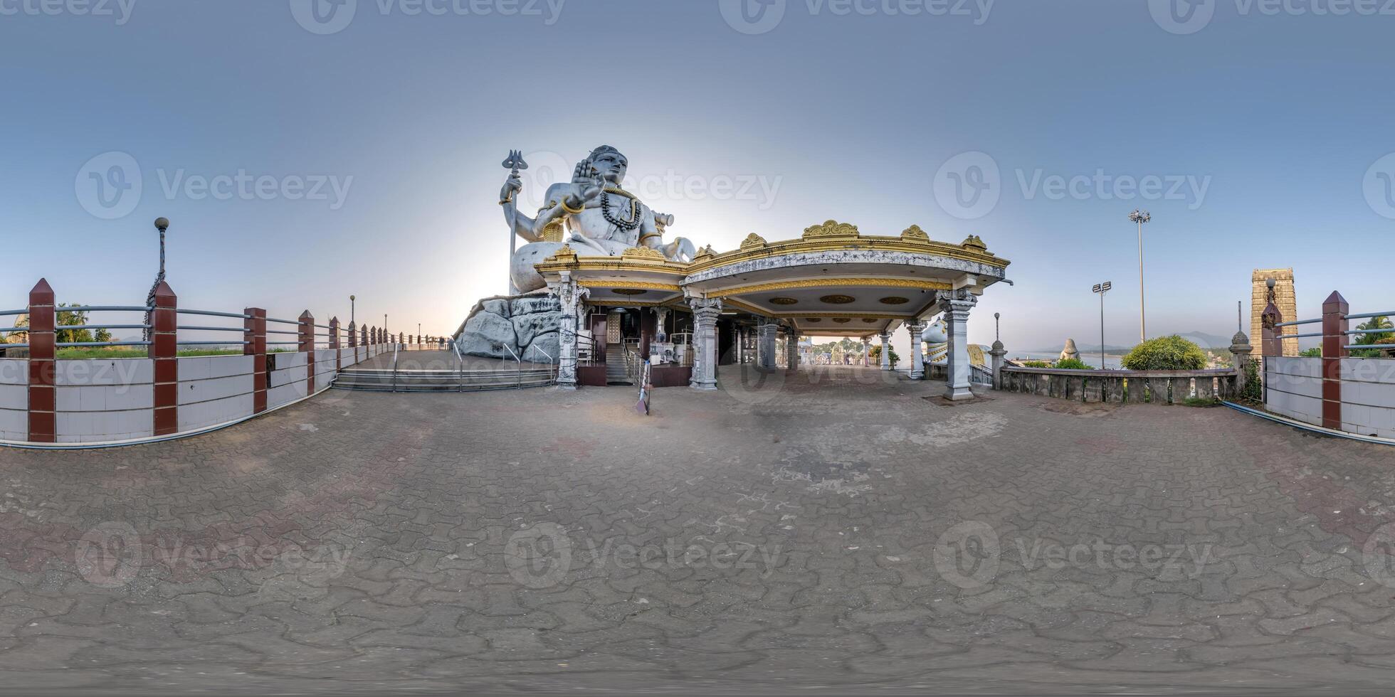 cheio 360 hdri panorama perto mais alto hindu shiva estátua dentro Índia em montanha perto oceano dentro equirretangular esférico projeção foto