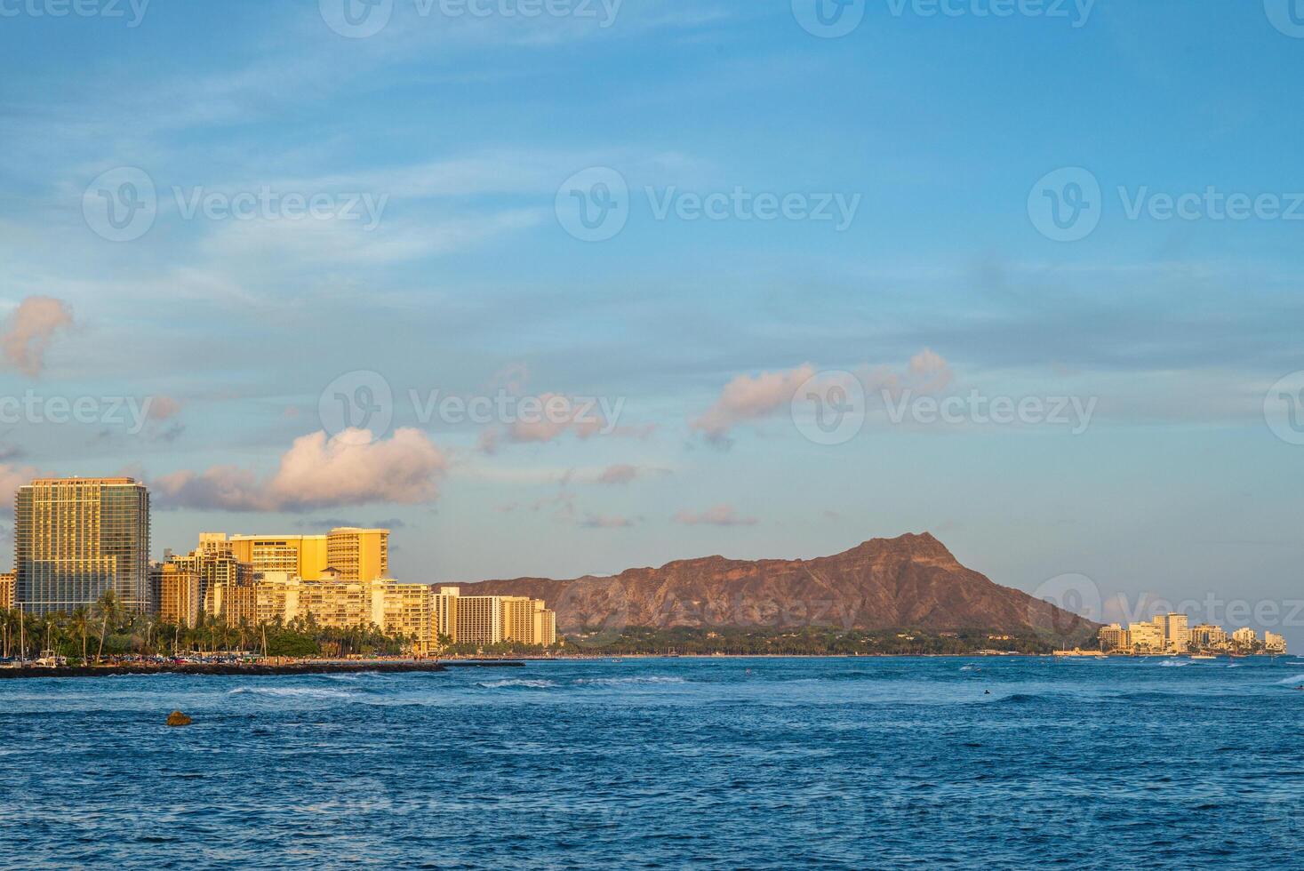 honolulu cidade e diamante cabeça montanha localizado dentro oahu ilha, Havaí, Unidos estados foto