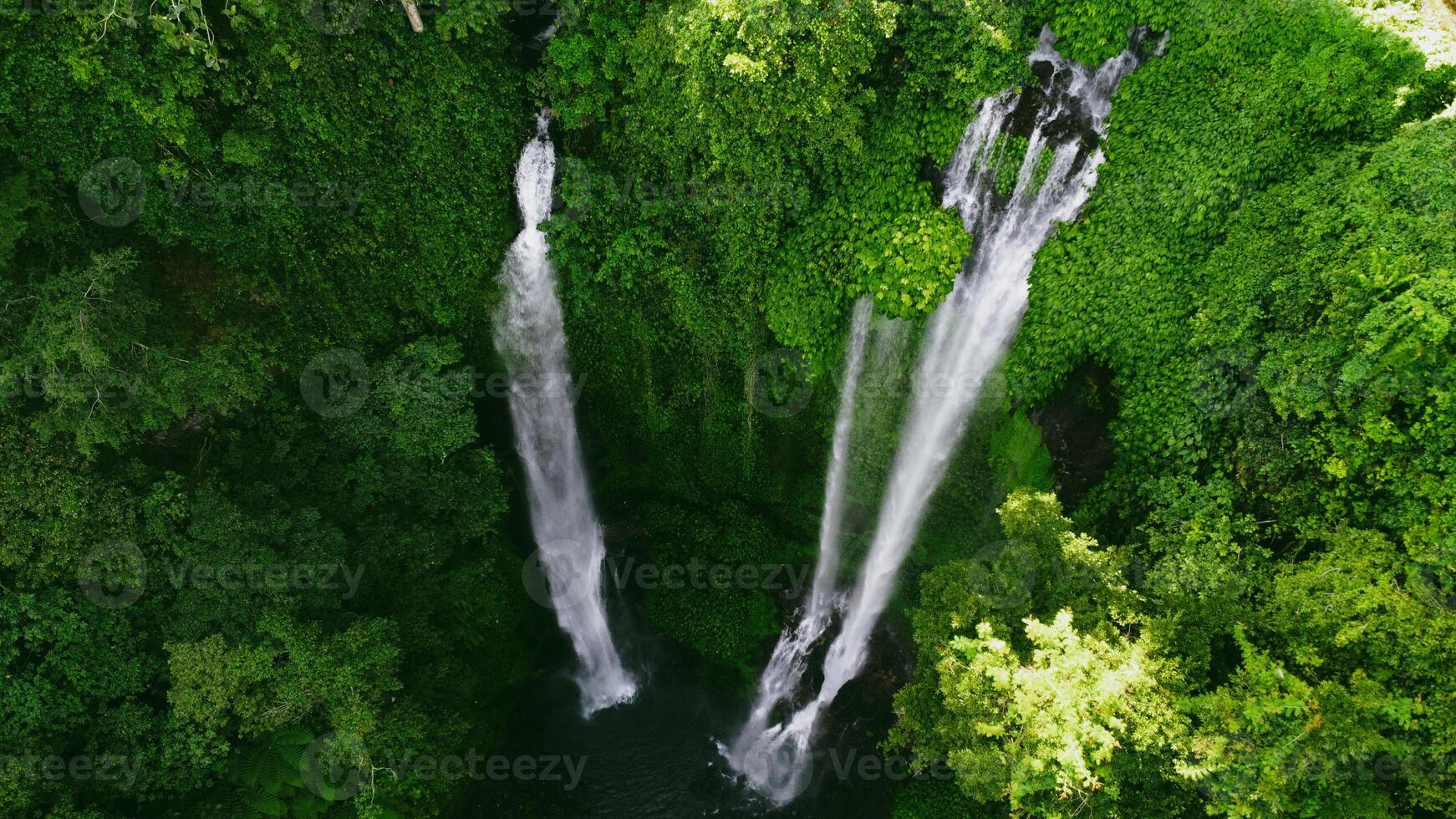 aéreo Visão do sekumpul cascata em bali ilha Indonésia - viagem e natureza fundo. zangão foto