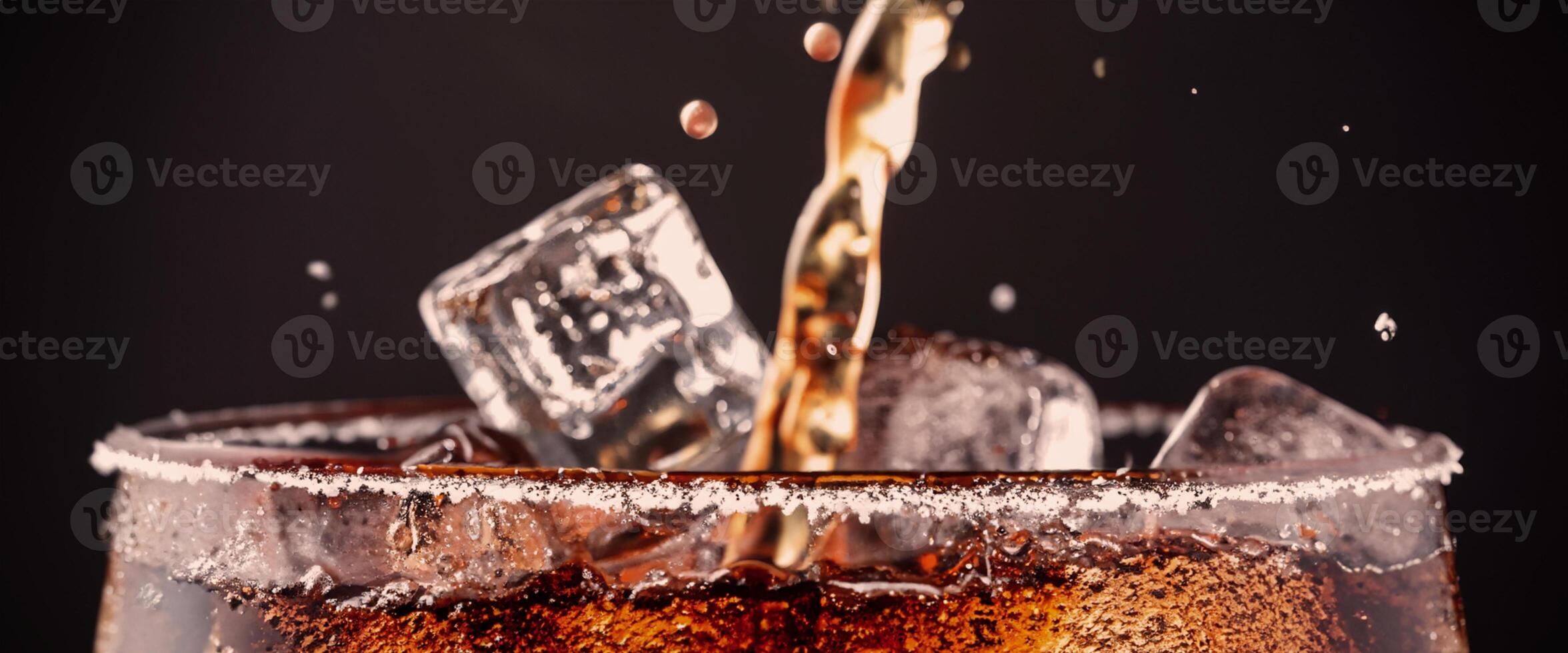 Cola refrigerante e gelo espirrando efervescendo ou flutuando acima para topo do superfície foto