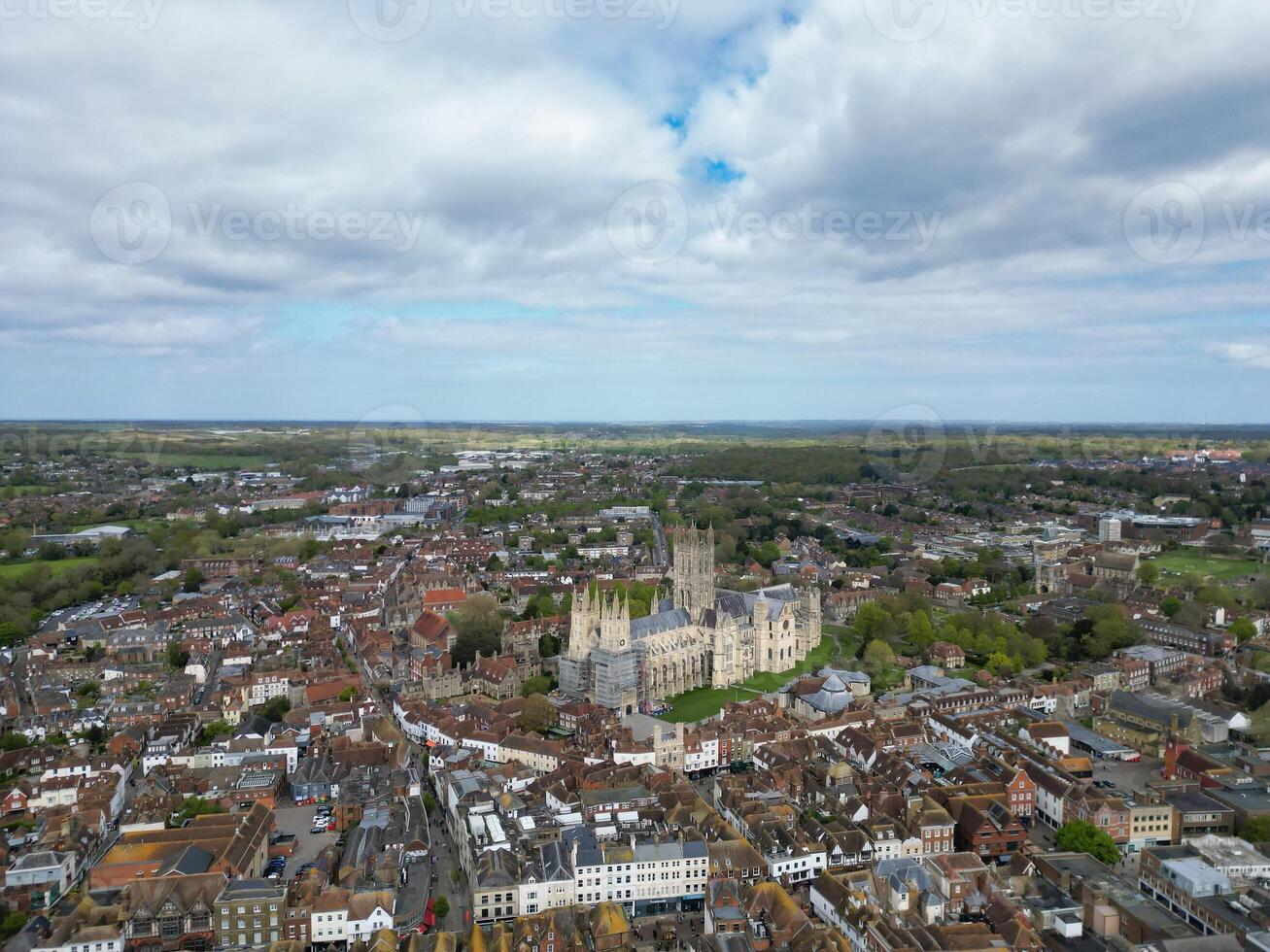 aéreo Visão do histórico Canterbury cidade Centro, Kent, Inglaterra, ótimo bretanha. abril 20, 2024 foto