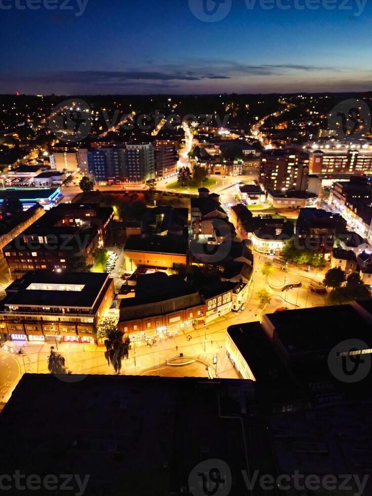 aéreo Visão do iluminado britânico cidade do Inglaterra durante noite foto