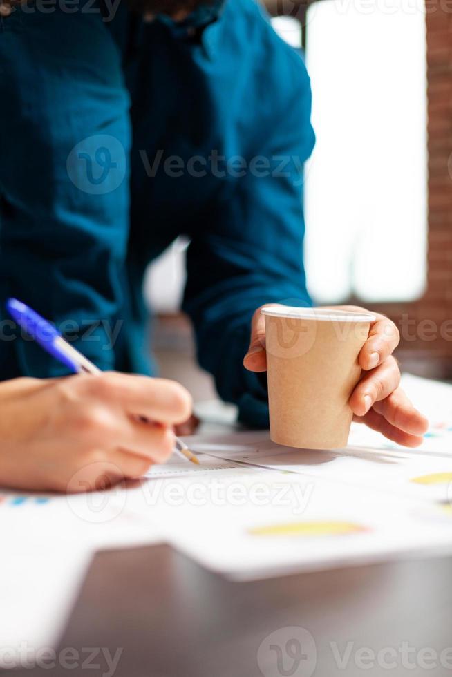 closeup da mão de uma mulher de negócios explicando a estratégia de gerenciamento para o gerente foto