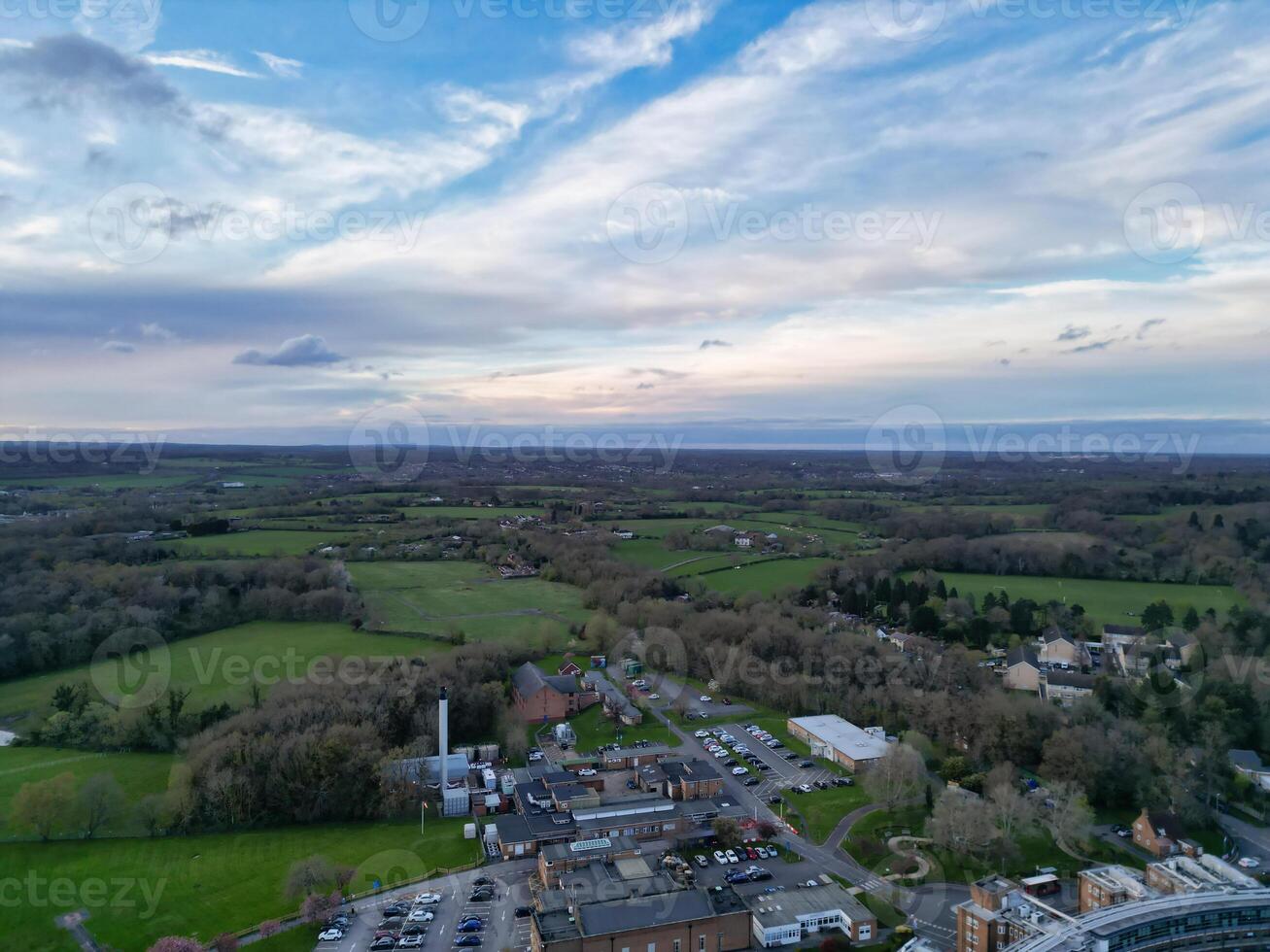 Alto ângulo Visão do Harefield Cidade Londres, uxbridge, Inglaterra. Unidos reino durante pôr do sol. abril 3º, 2024 foto