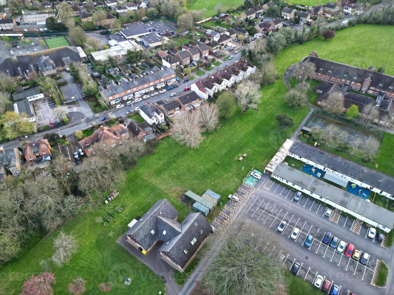 Alto ângulo Visão do Harefield Cidade Londres, uxbridge, Inglaterra. Unidos reino durante pôr do sol. abril 3º, 2024 foto