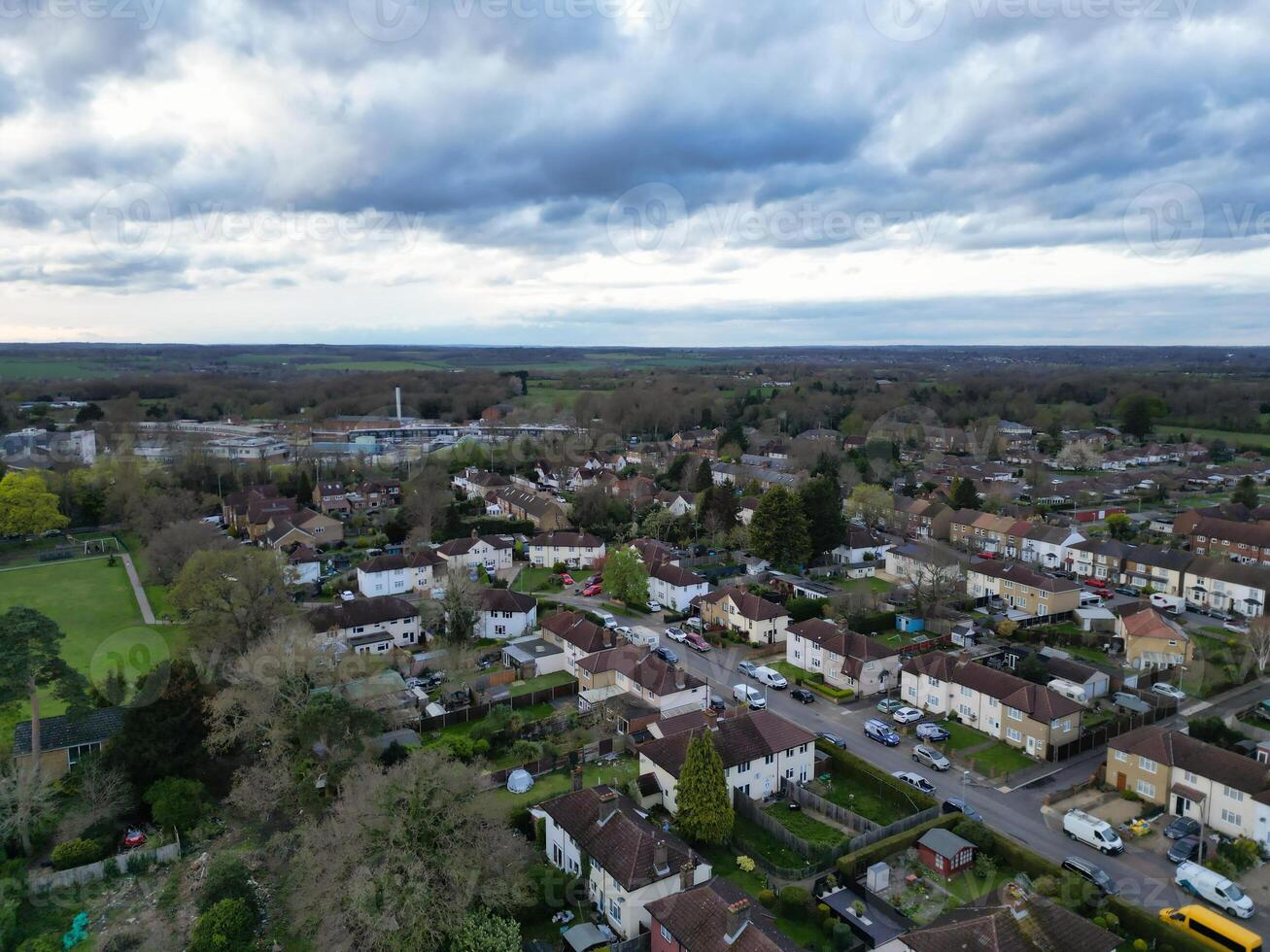 Alto ângulo Visão do Harefield Cidade Londres, uxbridge, Inglaterra. Unidos reino durante pôr do sol. abril 3º, 2024 foto