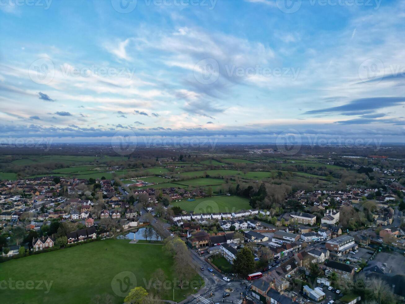 Alto ângulo Visão do Harefield Cidade Londres, uxbridge, Inglaterra. Unidos reino durante pôr do sol. abril 3º, 2024 foto