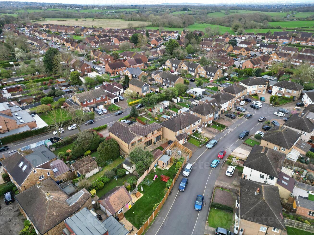 Alto ângulo Visão do Harefield Cidade Londres, uxbridge, Inglaterra. Unidos reino durante pôr do sol. abril 3º, 2024 foto