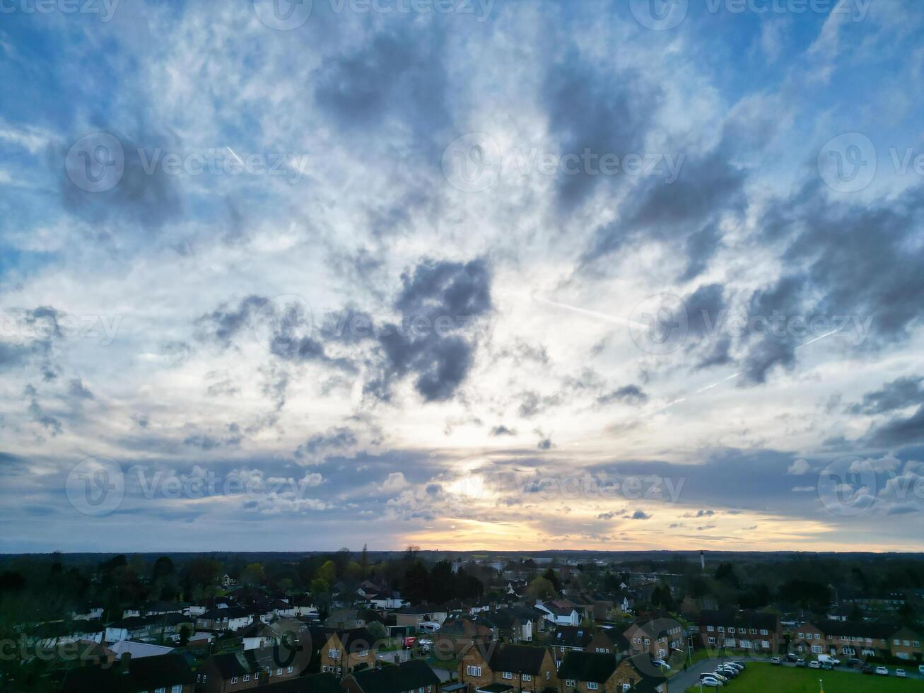 Alto ângulo Visão do Harefield Cidade Londres, uxbridge, Inglaterra. Unidos reino durante pôr do sol. abril 3º, 2024 foto