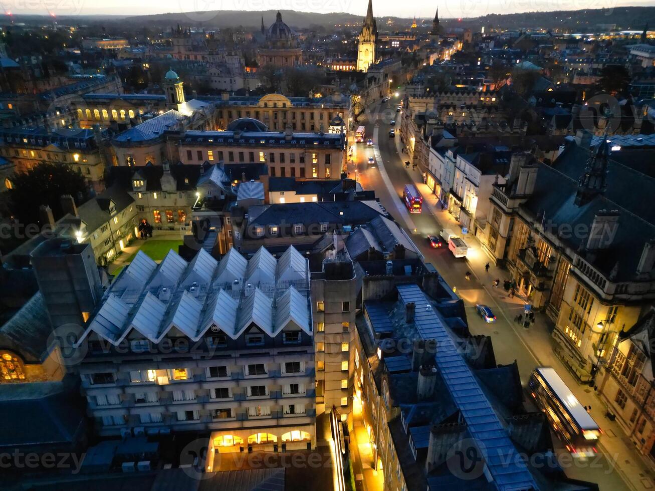 aéreo Visão do iluminado histórico Oxford central cidade do Inglaterra às noite. Inglaterra Unidos reino. marcha 23, 2024 foto
