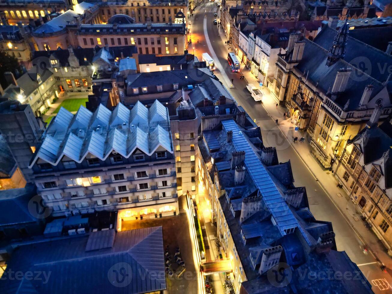 aéreo Visão do iluminado histórico Oxford central cidade do Inglaterra às noite. Inglaterra Unidos reino. marcha 23, 2024 foto