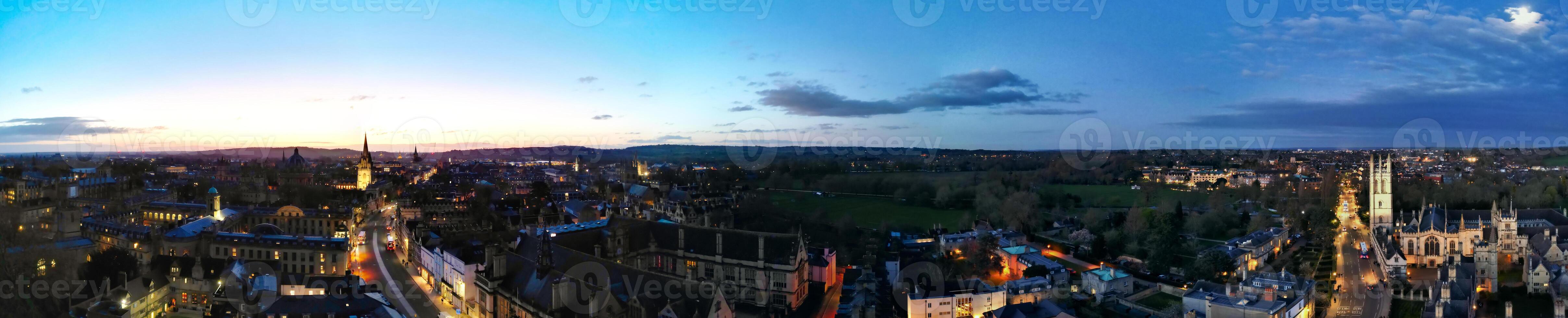 aéreo panorâmico Visão do iluminado histórico Oxford central cidade do Inglaterra às noite. Inglaterra Unidos reino. marcha 23, 2024 foto