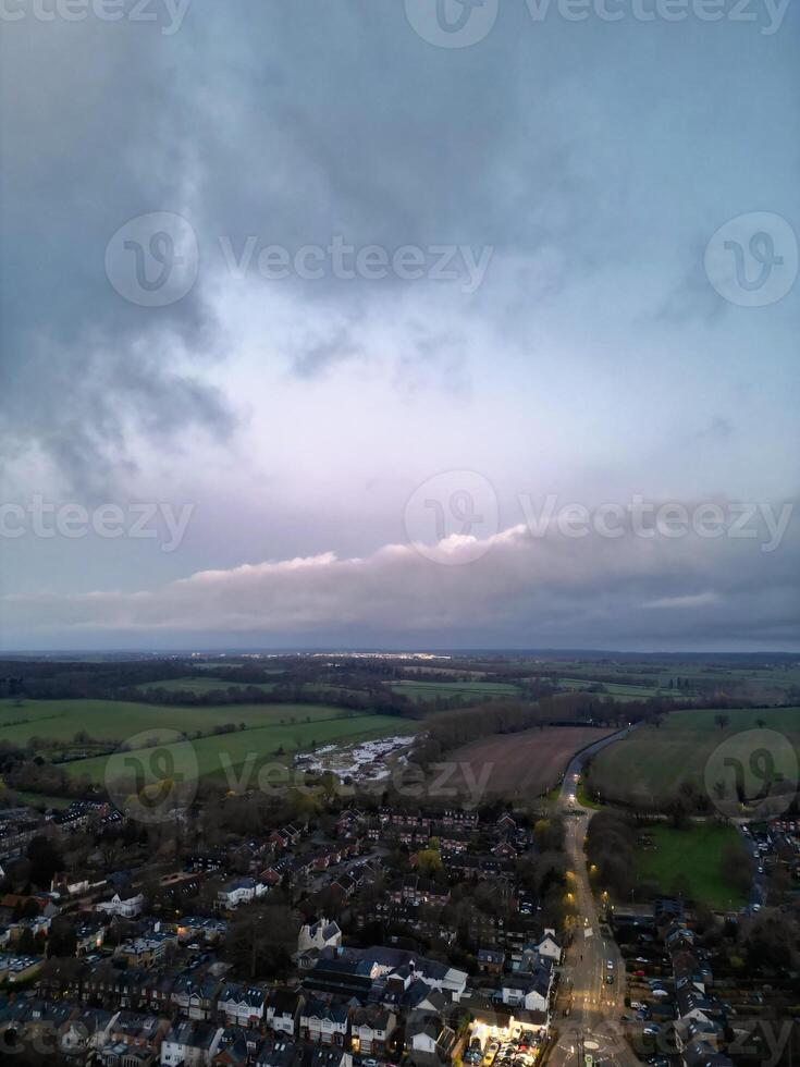 Alto ângulo Visão do iluminado central harpenden Cidade do Inglaterra durante noite. Unidos reino. marcha 16, 2024 foto