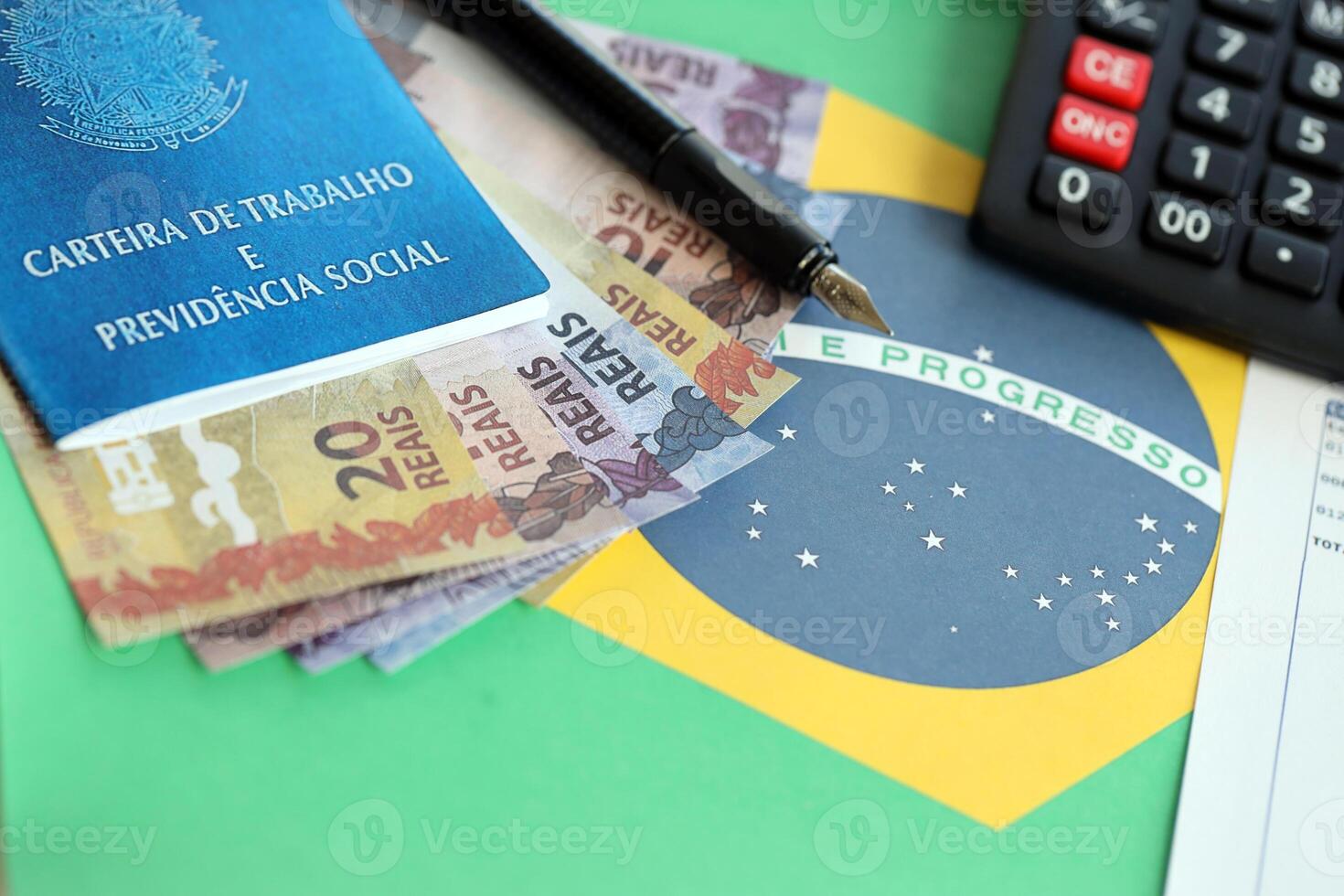 brasileiro trabalhos cartão e social segurança azul livro e reais dinheiro contas com calculadora e caneta em bandeira do federativo república do Brasil foto