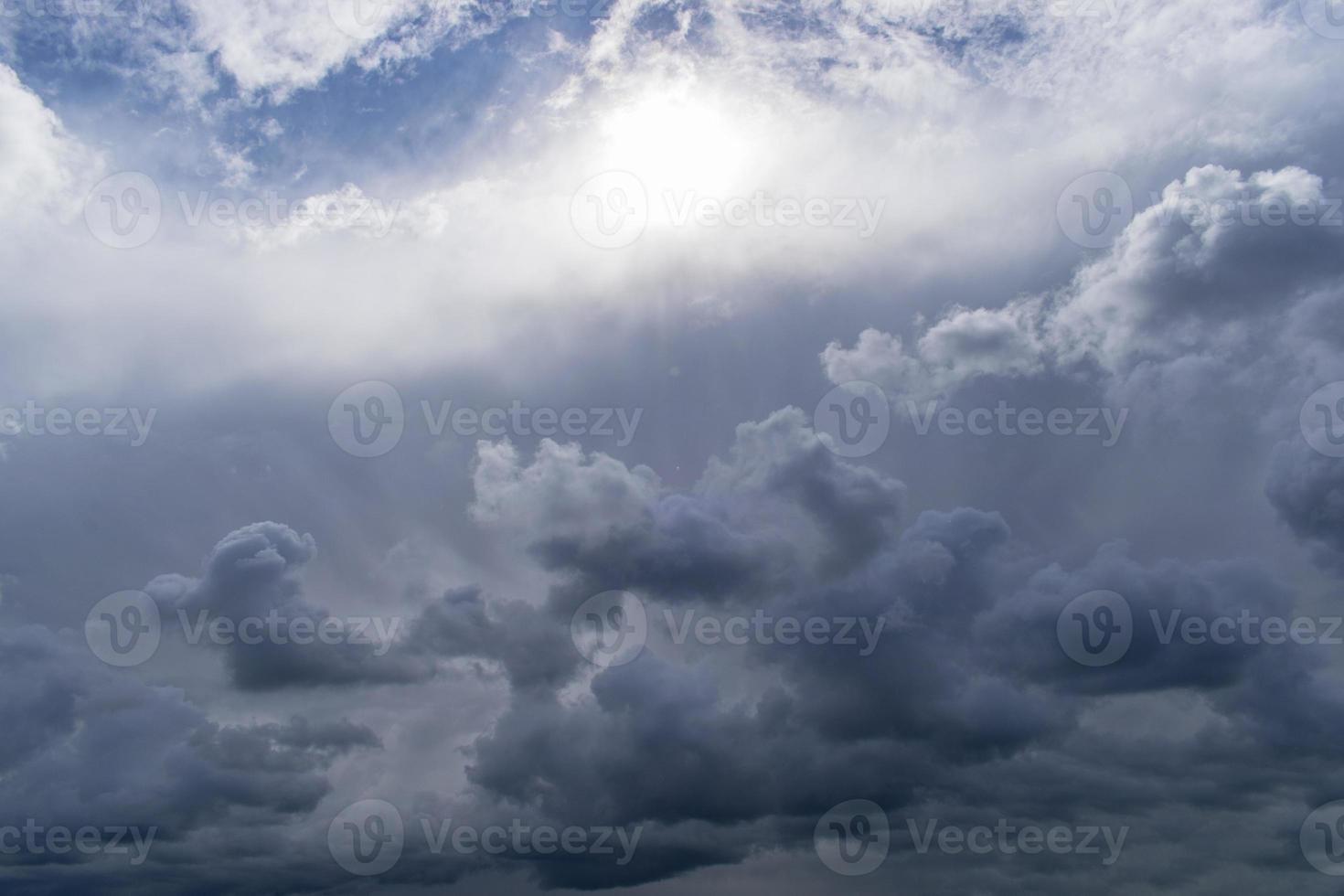 céu fantástico com nuvens de chuva e luz solar. foto