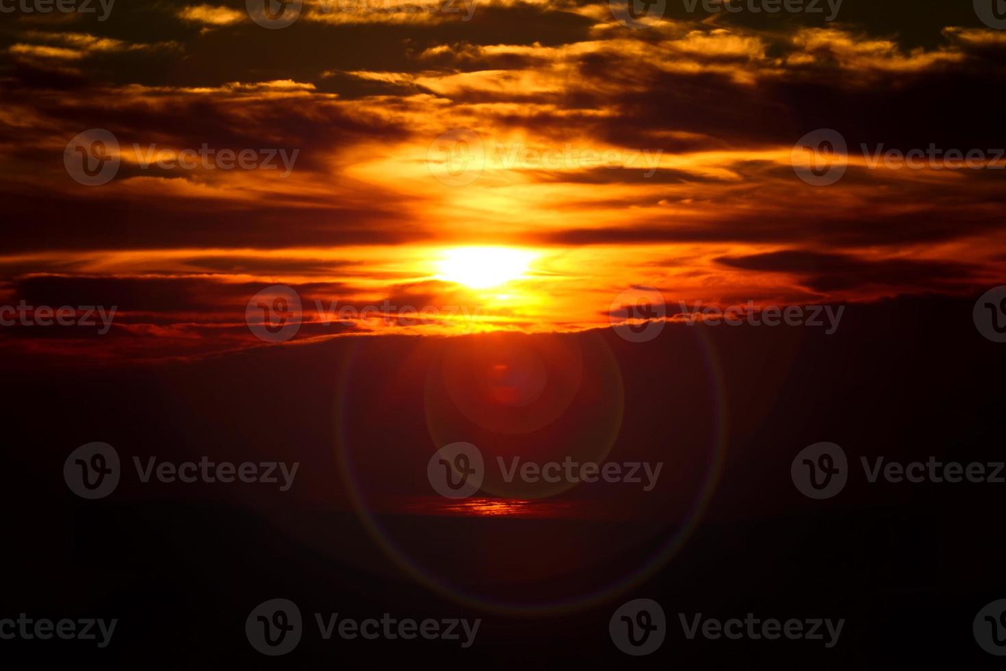 lindo pôr do sol vermelho nas nuvens foto