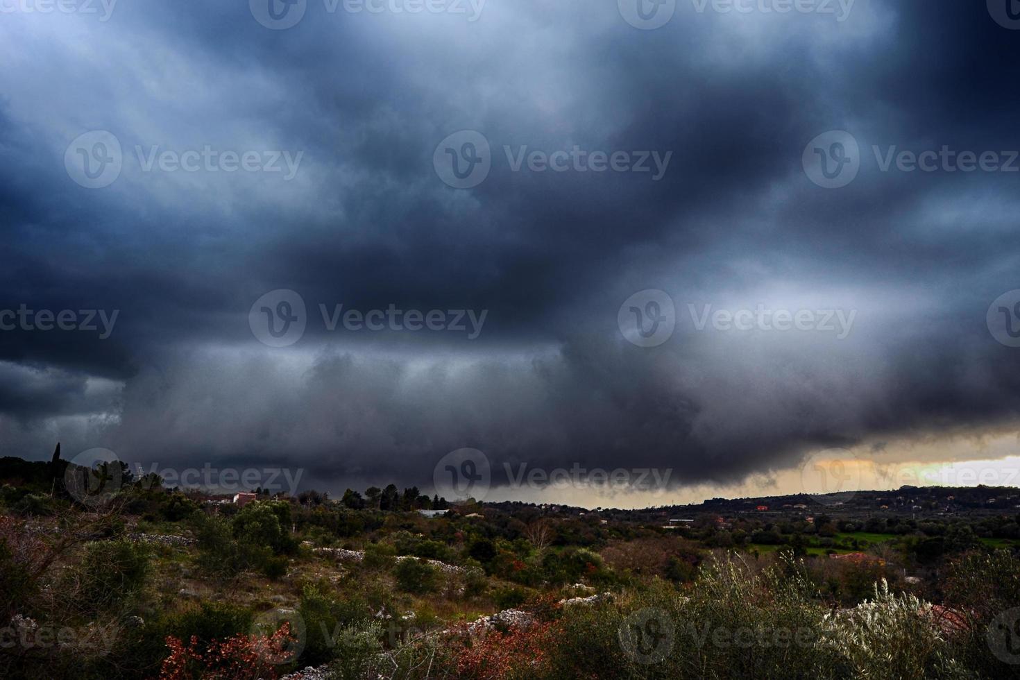 luz no fundo escuro e dramático das nuvens de tempestade. nuvens de tempestade. supercell tempestade cumulonimbus foto