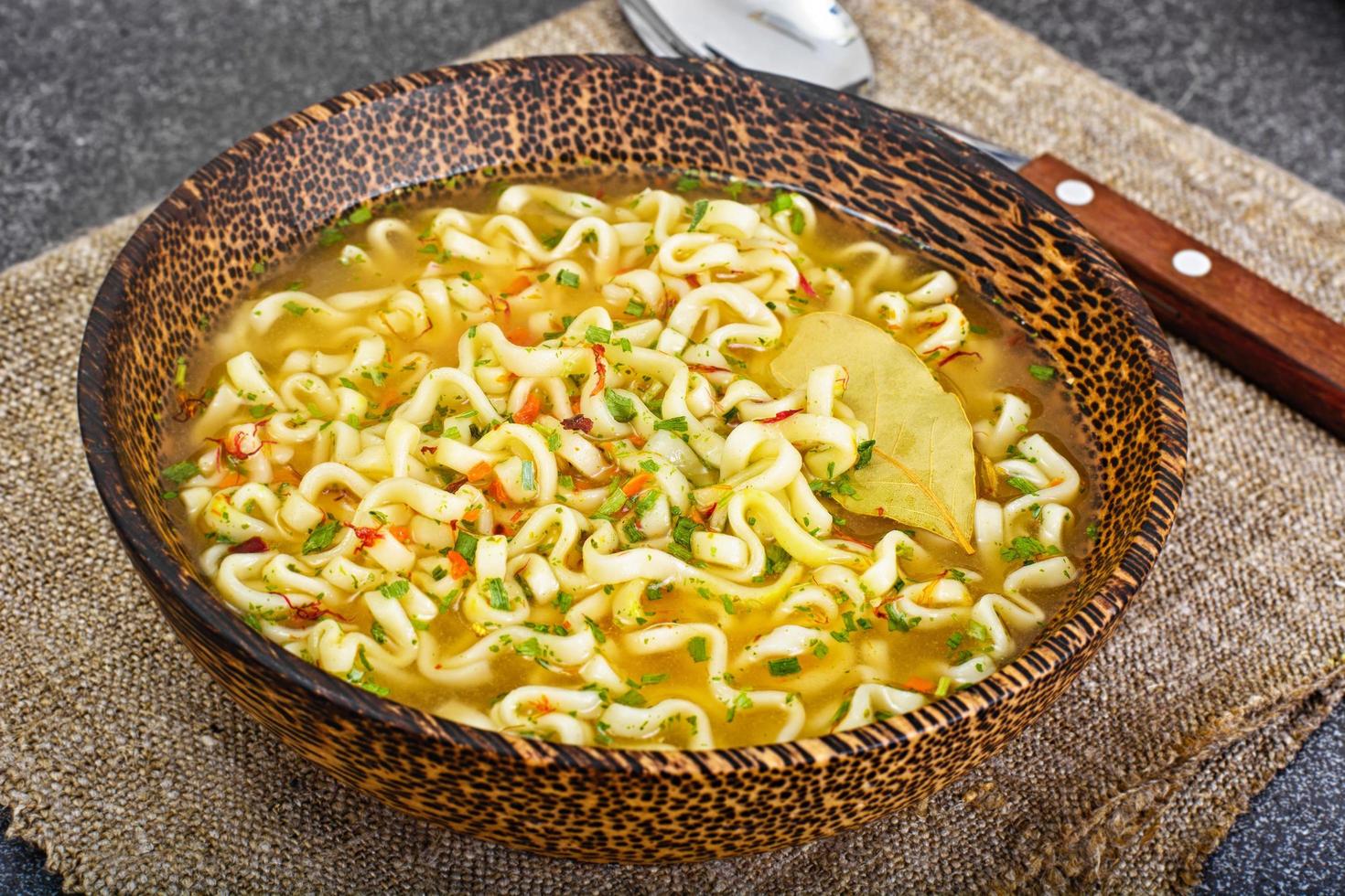 saborosa canja de galinha com macarrão chinês foto