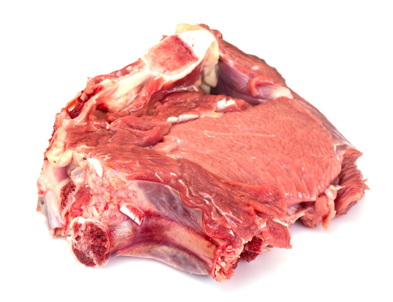 pedaço de carne crua fresca, vitela isolada no fundo branco foto