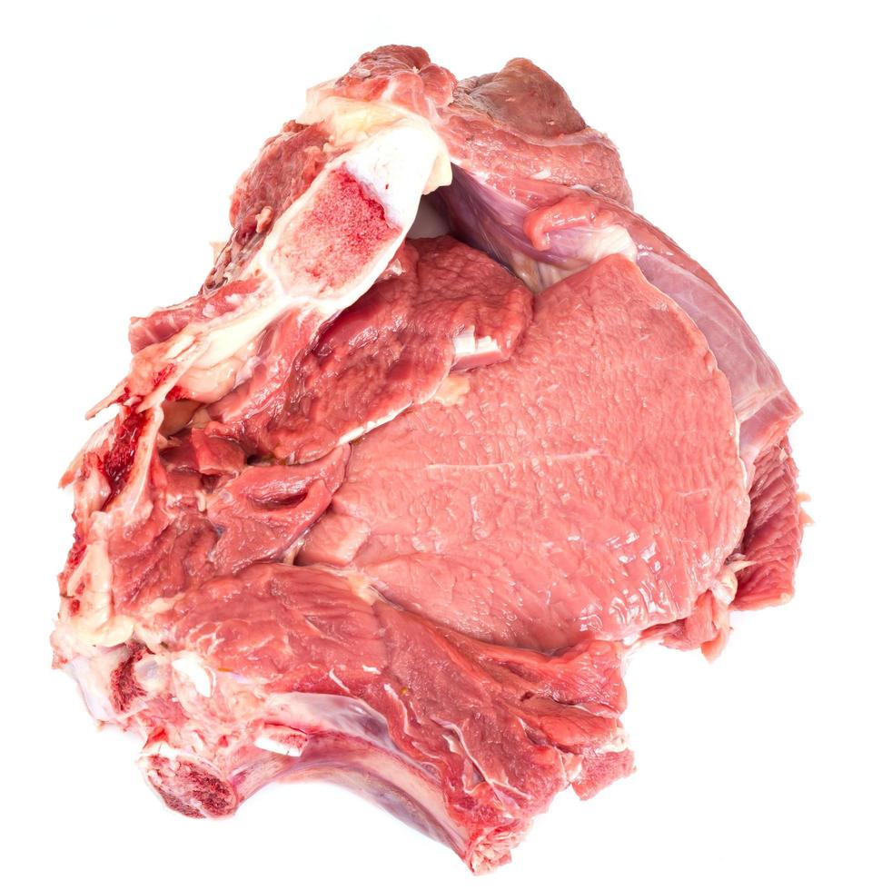 pedaço de carne crua fresca, vitela isolada no fundo branco foto