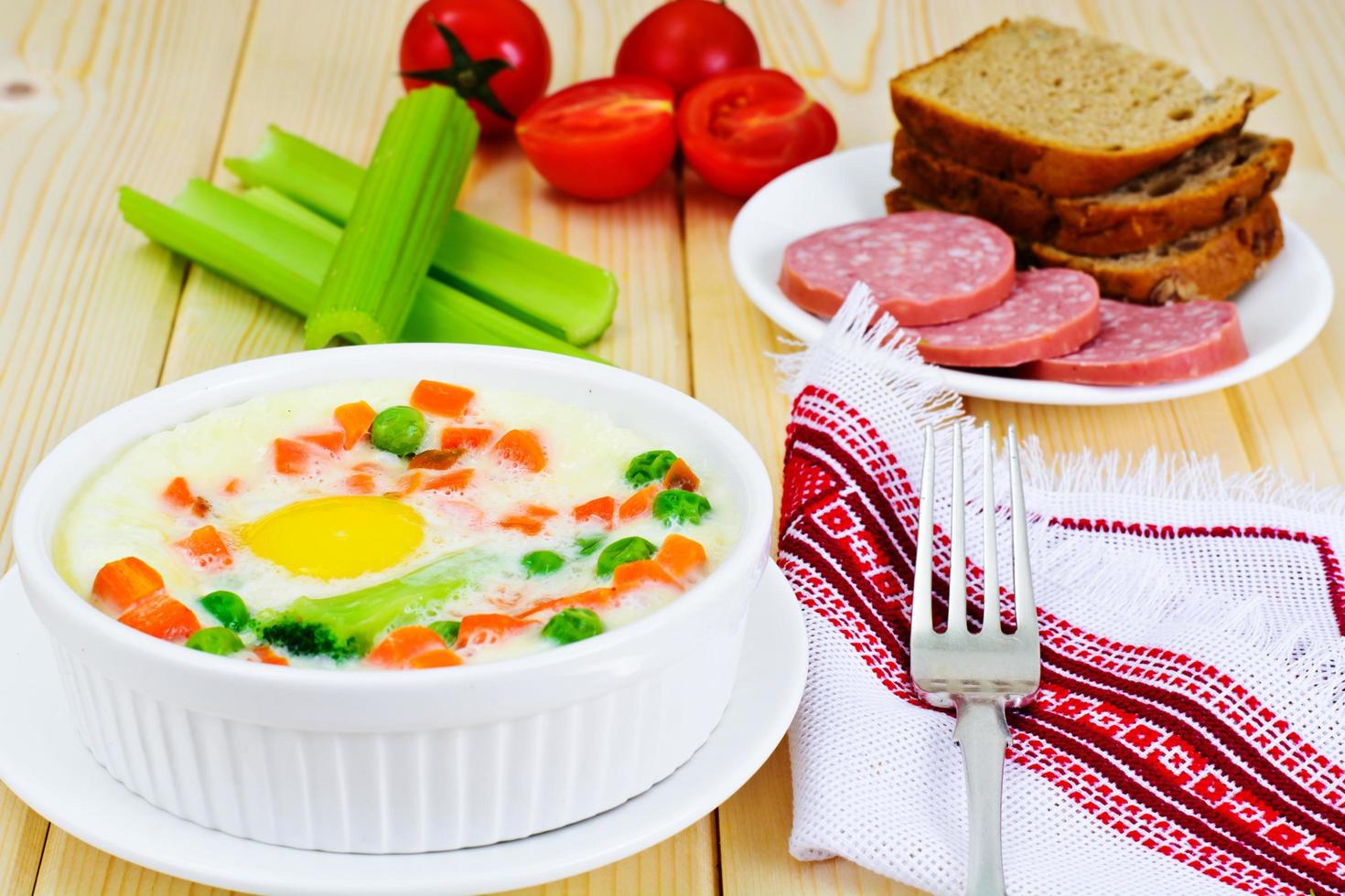 alimentos saudáveis e dietéticos. ovos mexidos com vegetais foto