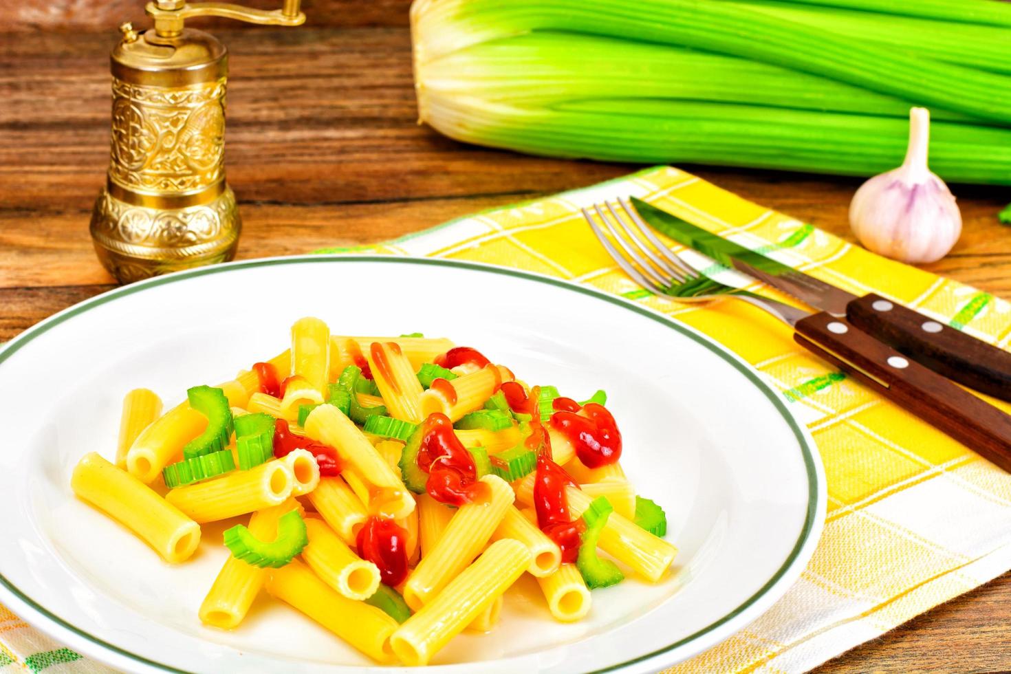 macarrão com aipo. pratos dietéticos foto