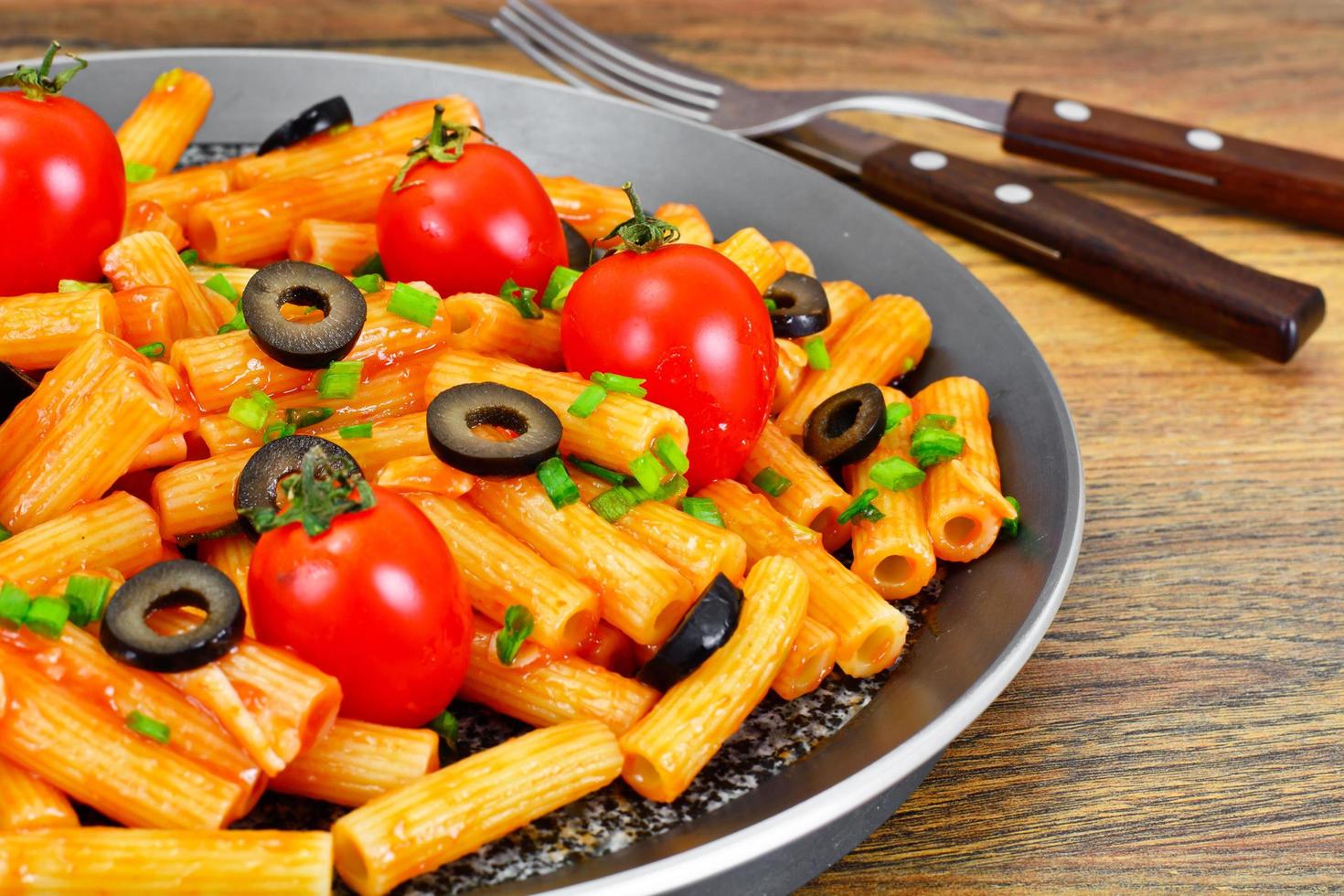 macarrão com molho de ketchup de tomate, cebolinha e queijo foto