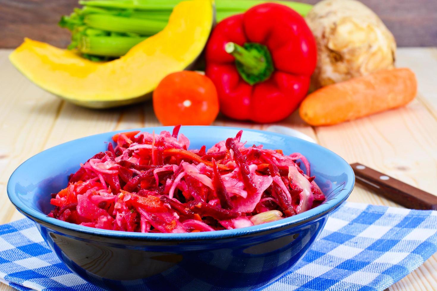 salada com beterraba, cenoura, repolho e aipo foto