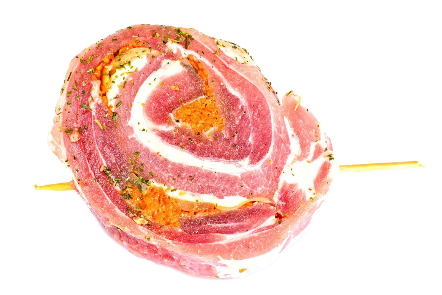 rolo de bacon com cogumelos, cenoura, verduras, churrasqueira foto