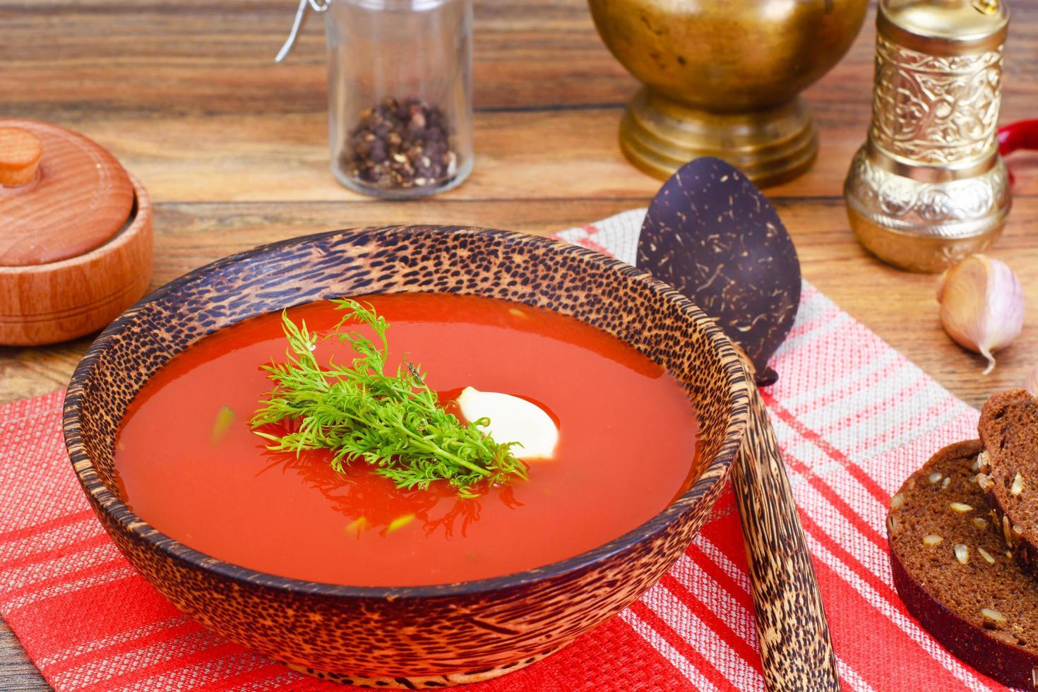 sopa de tomate no prato. cozinha nacional italiana foto