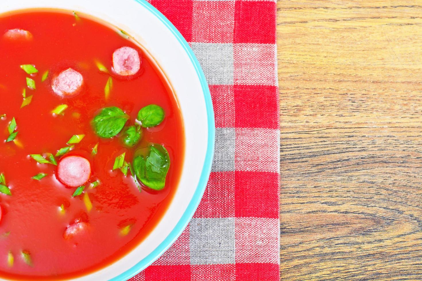 sopa de tomate no prato. cozinha nacional italiana foto