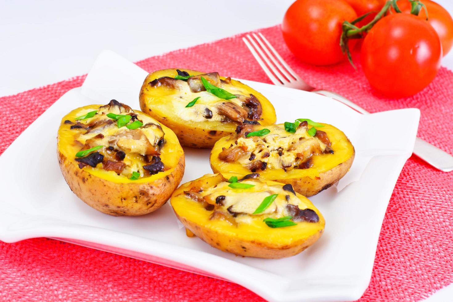 batatas recheadas com cogumelos e queijo foto