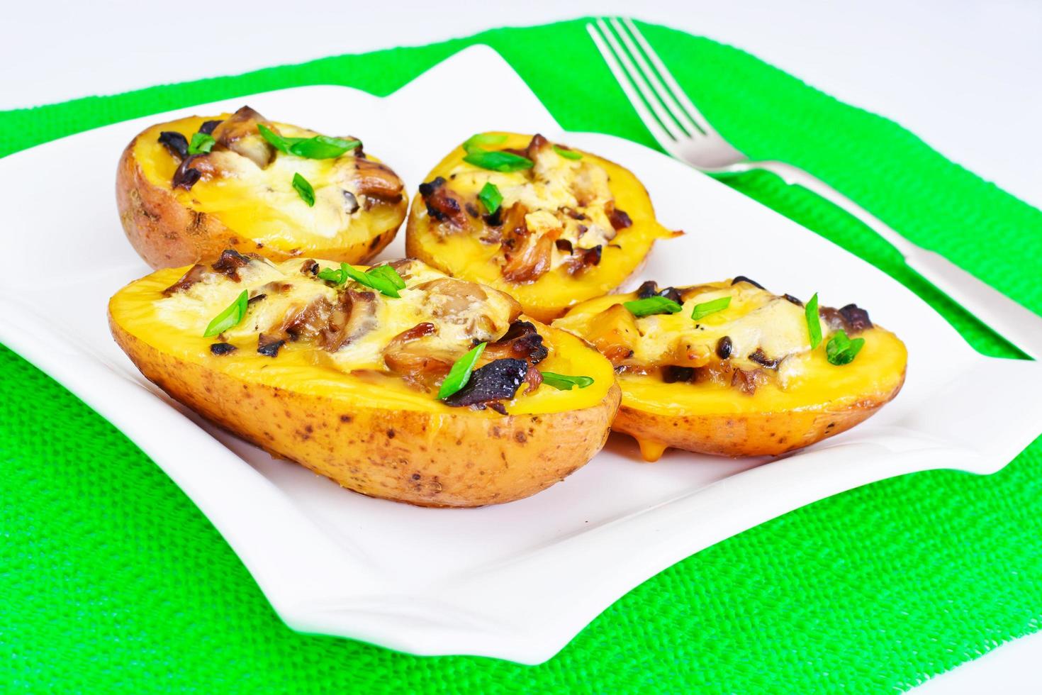 batatas recheadas com cogumelos e queijo foto