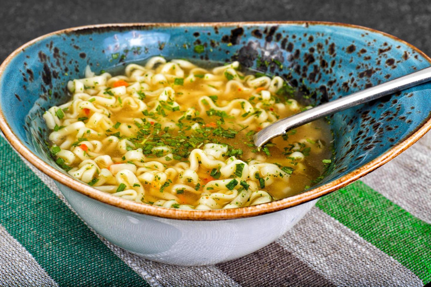 saborosa canja de galinha com macarrão chinês foto