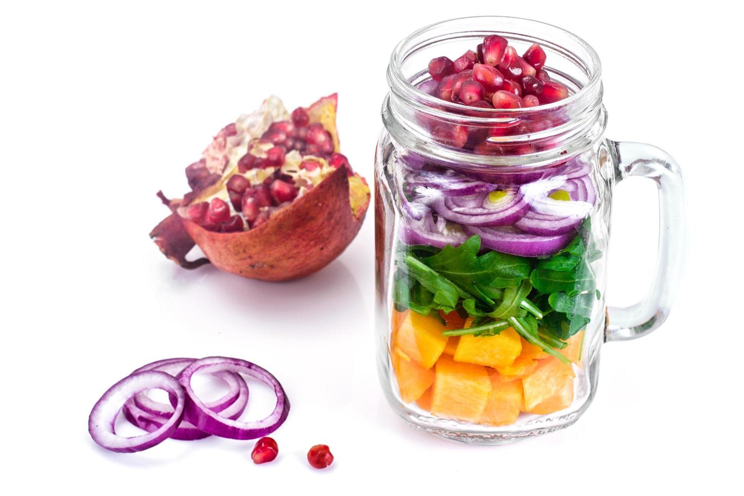 salada com abóbora, rúcula e cebola roxa em frasco de vidro foto