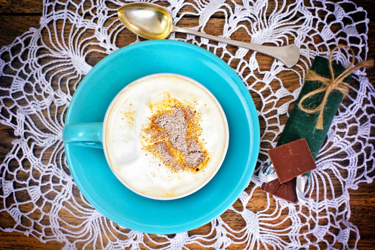 café com leite, cappuccino em xícara azul retrô foto