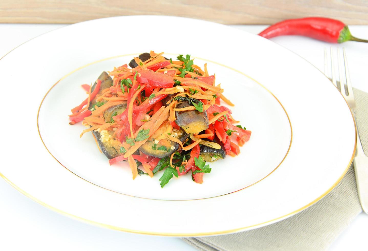 dieta e alimentação saudável. salada com berinjela, cenoura. foto