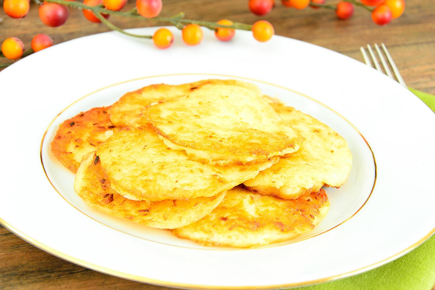 panquecas de batata frita. cozinha bielorrussa e alemã. foto