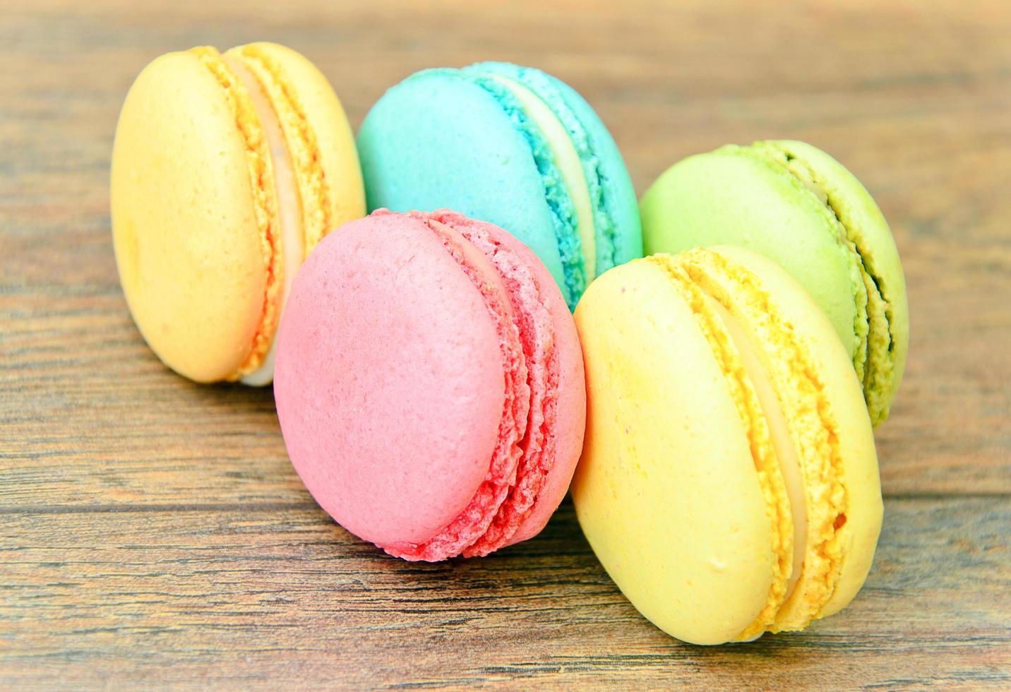 macarons franceses doces e coloridos foto