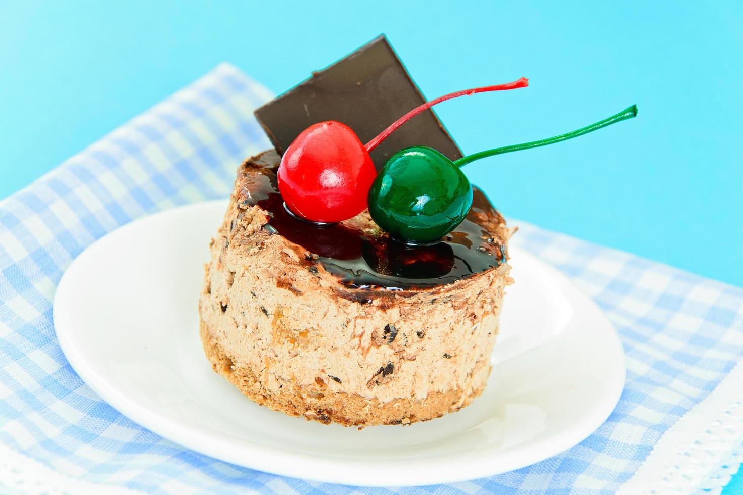 queque com cerejas e chocolate. foto